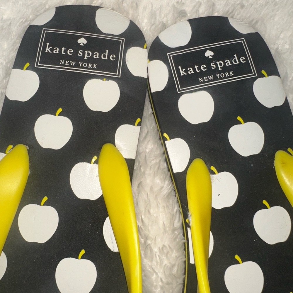 NWOT KATE SPADEY yellow Apple-Print Flip Flops - Picture 2 of 6